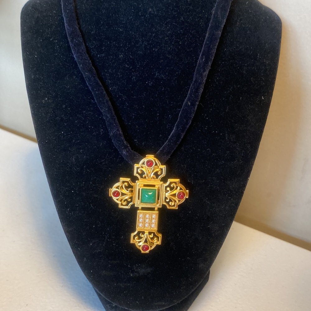 Vintage Elizabeth Taylor for Avon Gold Tone Cross Pendant Necklace/ Brooch